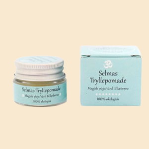 Selmas Tryllepomade er meget mere end bare en læbepomade – det er en lille, blid hjælpesalve til hele familiens sarte hud